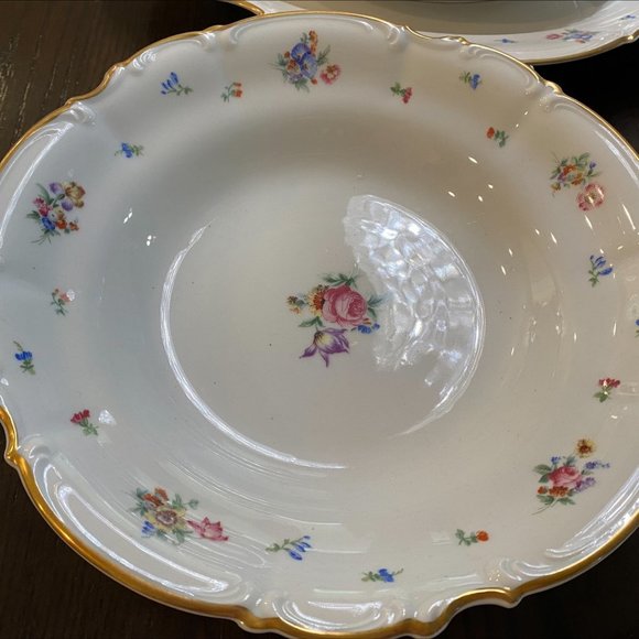 Hutschenreuther Mayfair large salad bowl with feet ( like new condition) - Picture 1 of 6